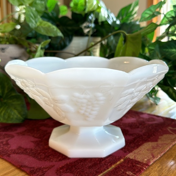 VTG 9” Milk Glass Footed Bowl Octagonal Shape Raised Grape & Leaf Pattern - Picture 6 of 6